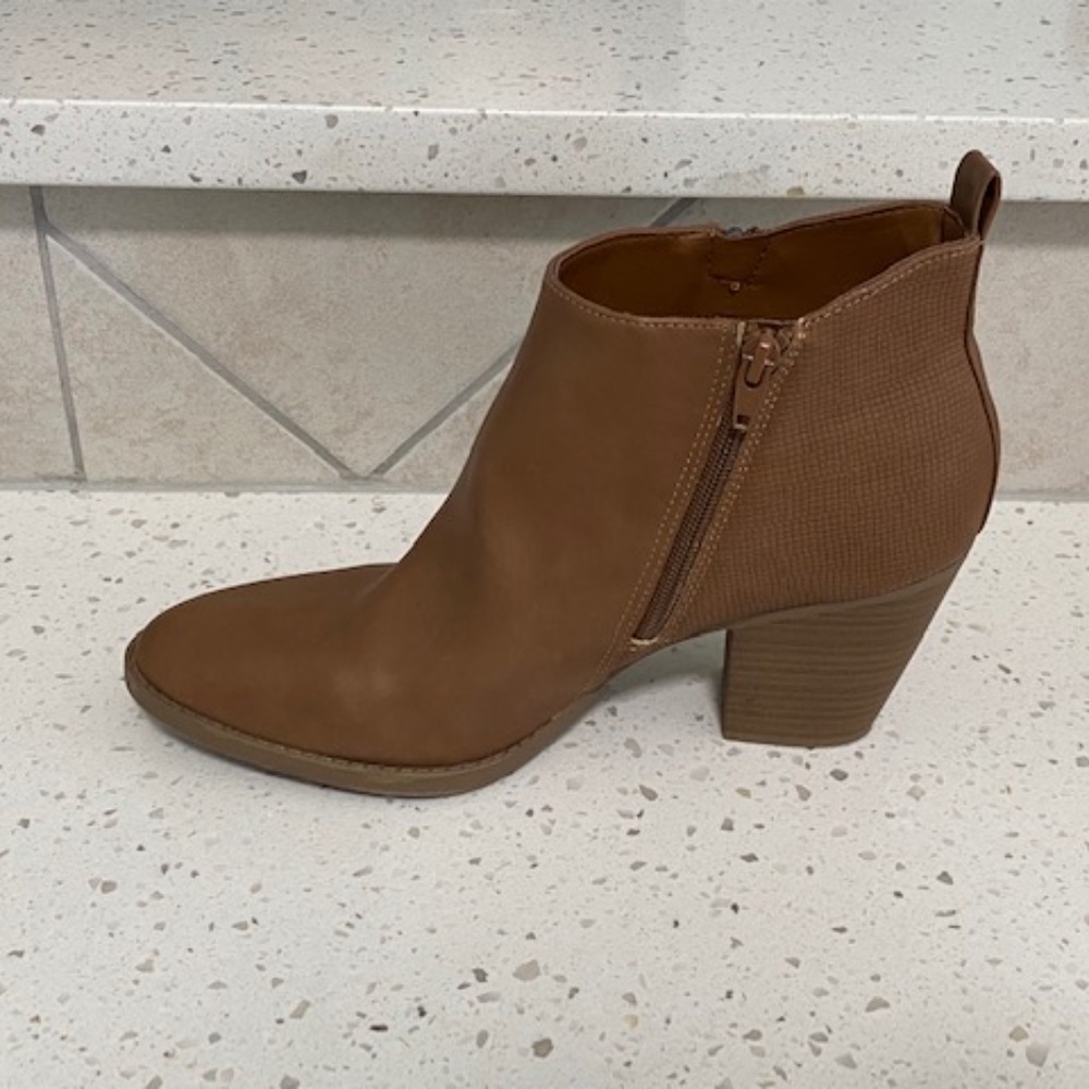 NWOT Universal Thread Booties - Picture 3 of 6